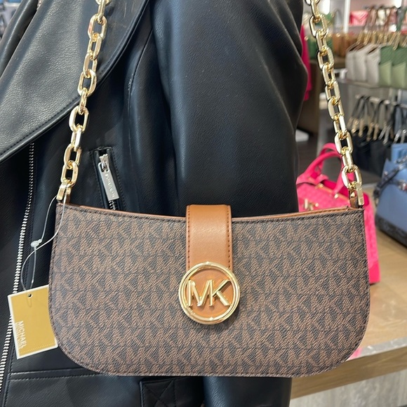 MICHAEL KORS
Carmen Small Shoulder Bag
Brown Signature 
NWT - Picture 5 of 16